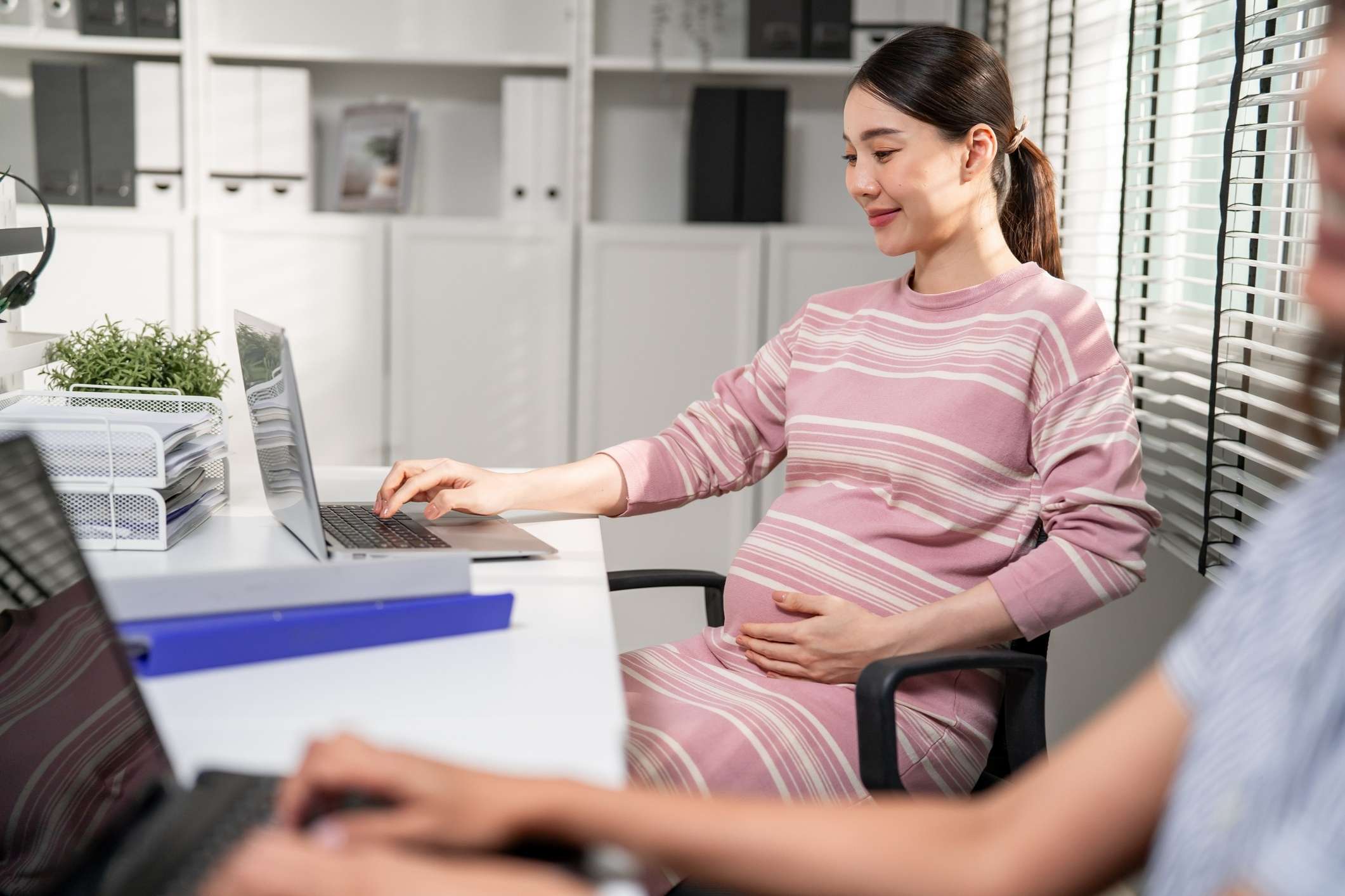 A pregnant worker wonders do FMLA & CFRA run concurrently?